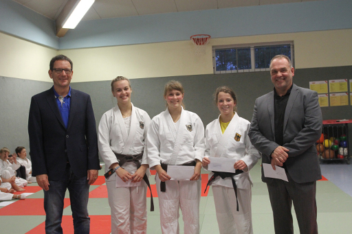 Bürgermeister Dr. Alexander Eger, Lara Korn, Tanja und Jasmin Ittensohn und Trainer Michael Korn